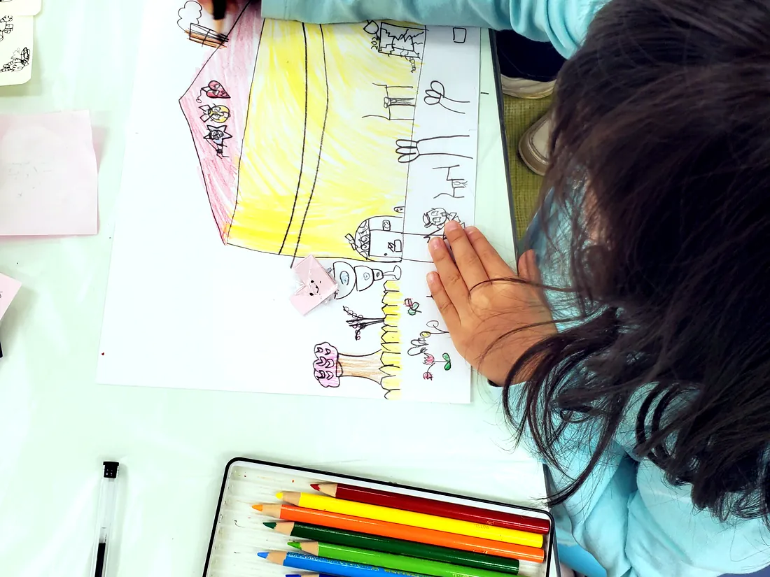 色えんぴつで絵を描く未就学の子供