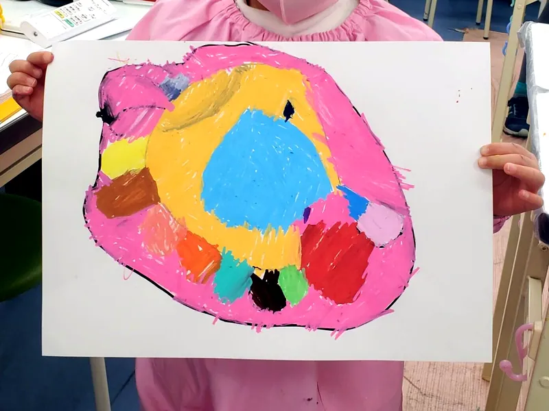 子供が描いたカラフルな抽象画