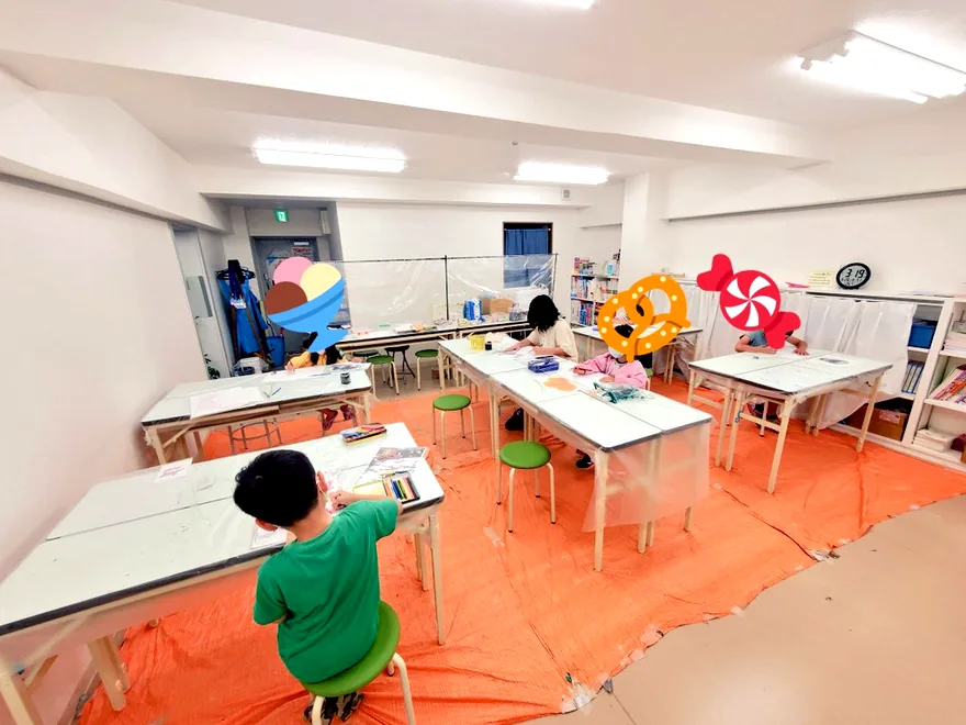 教室の内観と制作中の子供の後ろ姿