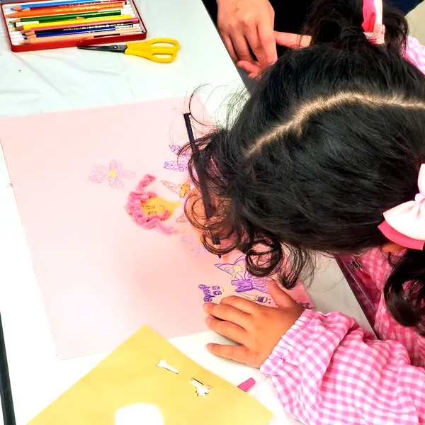 色鉛筆で描く子供を上から見たところ