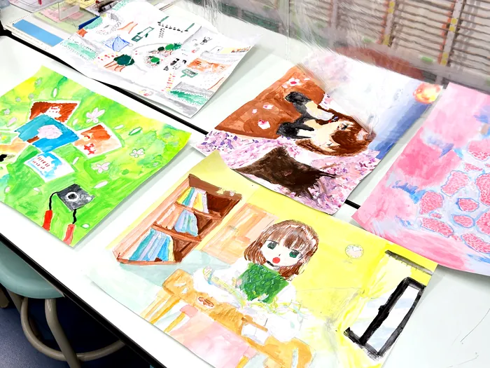 机に並べた生徒の作品